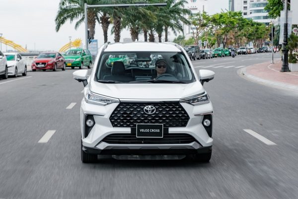 Toyota Veloz giá từ 648 triệu đồng – đối thủ mới của Mitsubishi Xpander